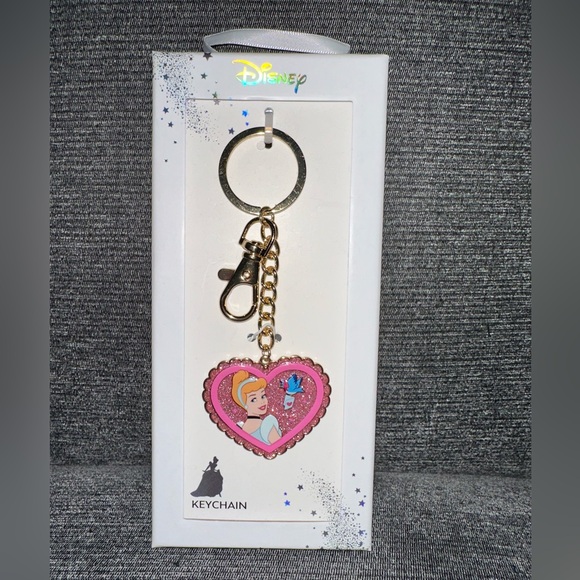 ✨🆕 Disney Princess Cinderella Keychain - Picture 2 of 3